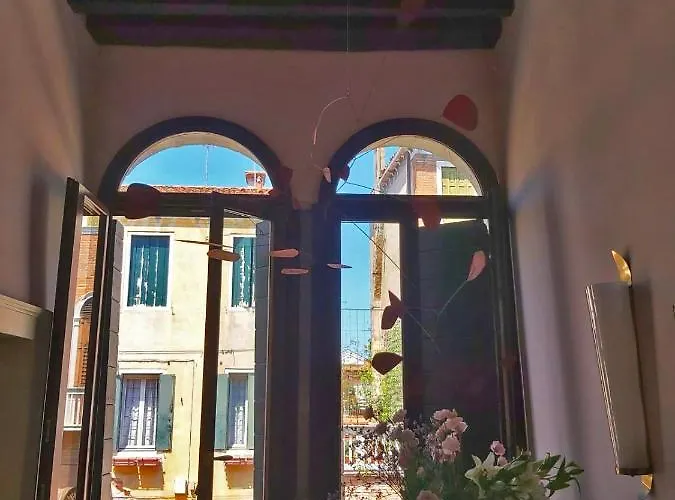 Gorgeous Venetian Apartment With Canal View
