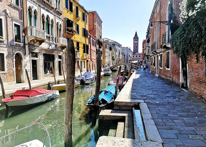Gorgeous Venetian Apartment With Canal View