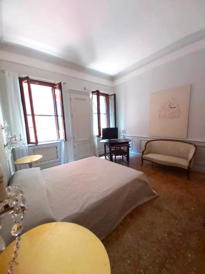Gorgeous Venetian With Canal View Appartamento Venezia